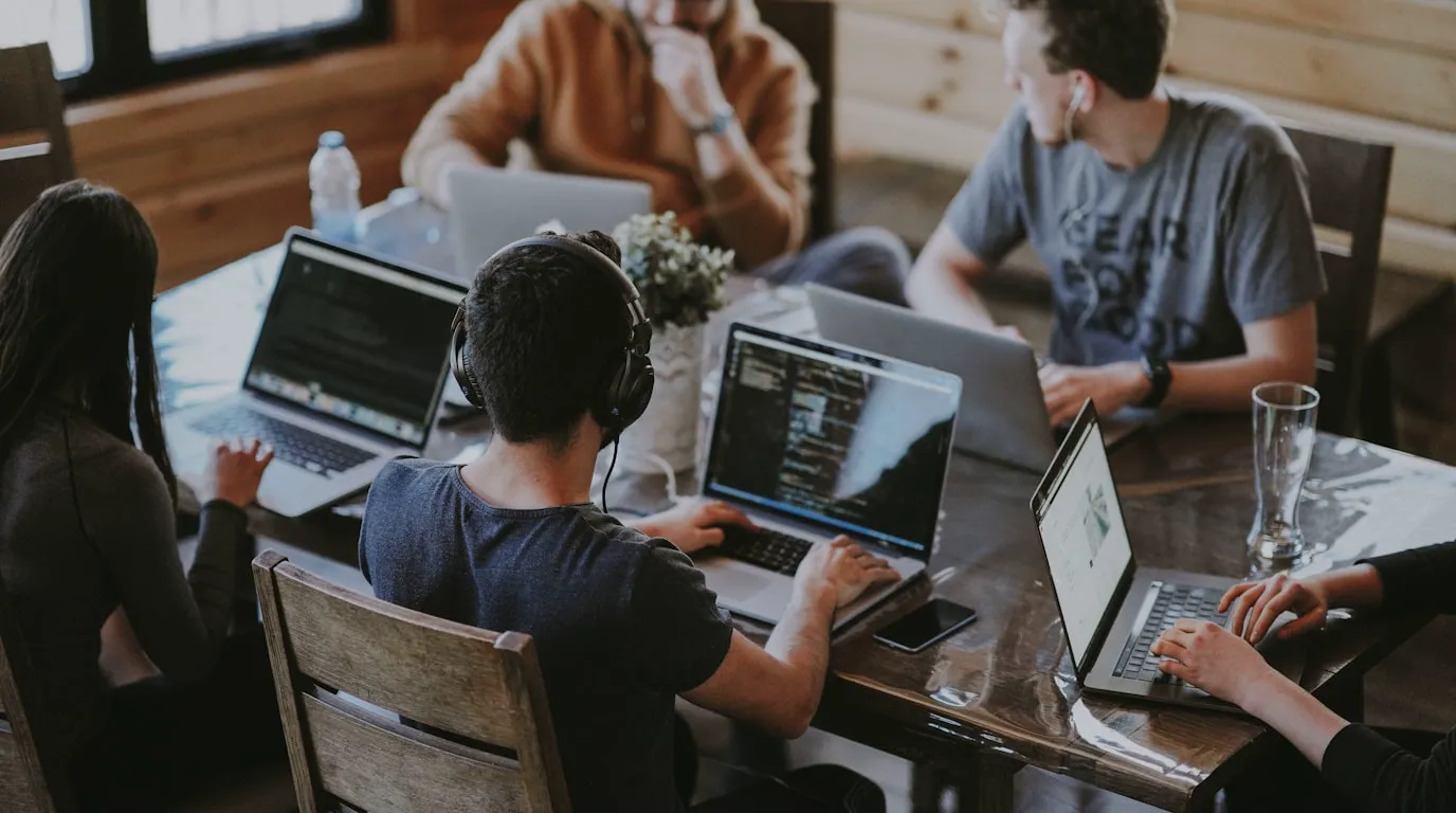 Concertation et travail en équipe entre coordinateurs et partenaires culturels